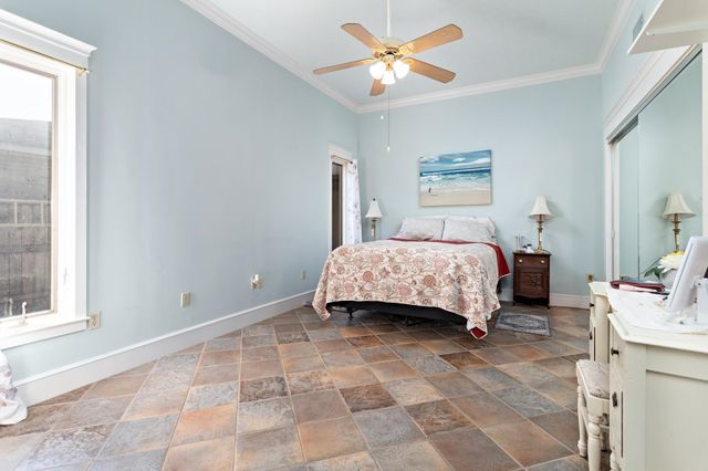 5855 Woodway Dr, Beaumont, TX 77707