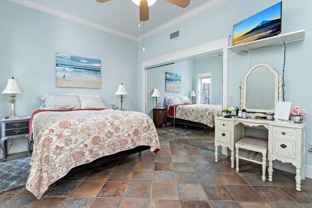 5855 Woodway Dr, Beaumont, TX 77707