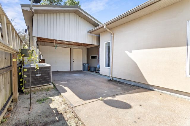 5855 Woodway Dr, Beaumont, TX 77707