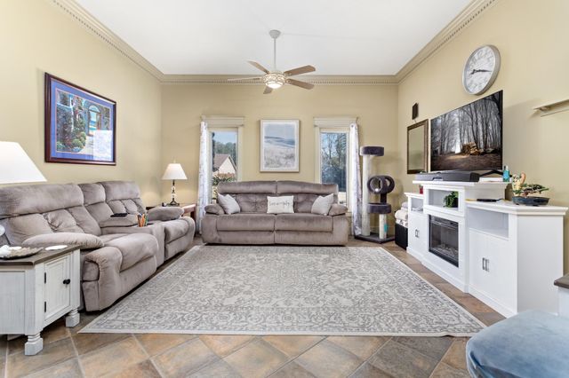 5855 Woodway Dr, Beaumont, TX 77707