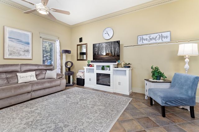 5855 Woodway Dr, Beaumont, TX 77707