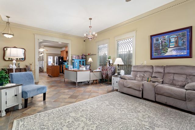 5855 Woodway Dr, Beaumont, TX 77707