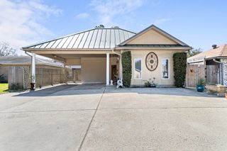 5855 Woodway Dr, Beaumont, TX 77707
