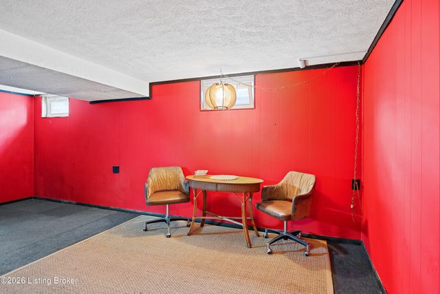 2403 Omaha Ln, Louisville, KY 40216