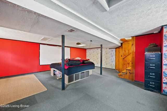 2403 Omaha Ln, Louisville, KY 40216