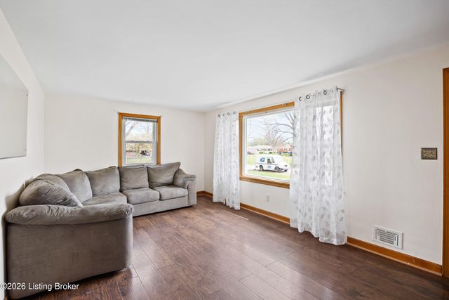 2403 Omaha Ln, Louisville, KY 40216