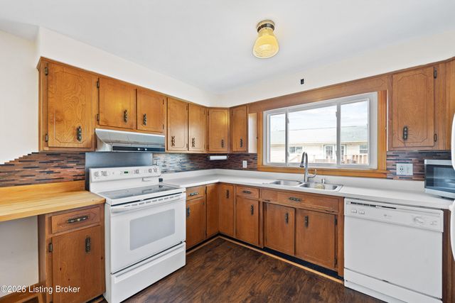 2403 Omaha Ln, Louisville, KY 40216