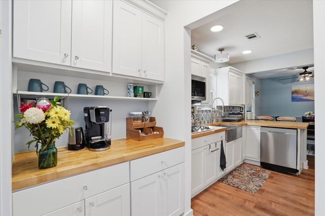 1550 Folly Road, Charleston, SC 29412