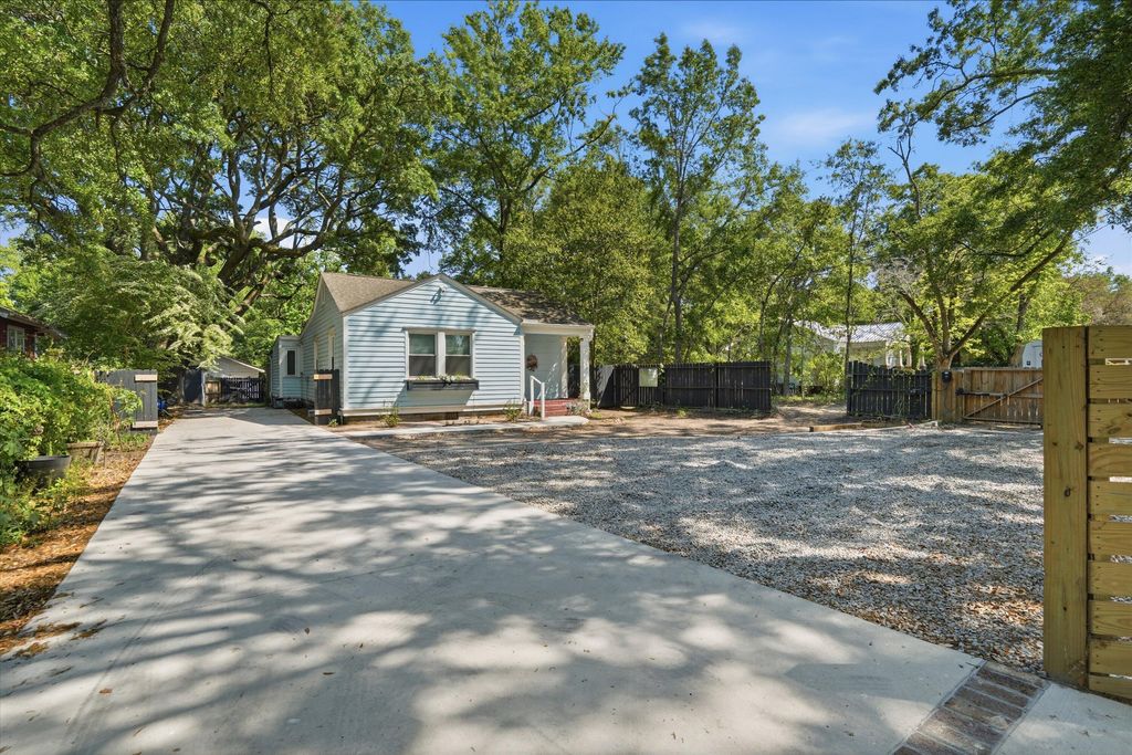 1550 Folly Road, Charleston, SC 29412