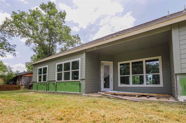 114 Wren ST, Highland Haven, TX 78654