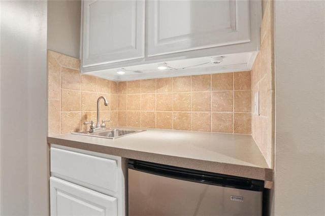 9419 W 124th Terrace, Overland Park, KS 66213