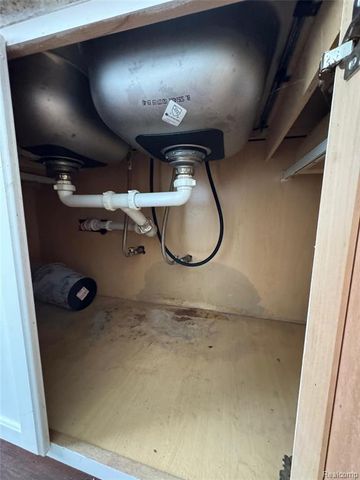 8874 Auburn Street, Detroit, MI 48228