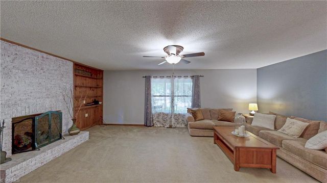 859 Lakeview Drive, Thomasville, NC 27360