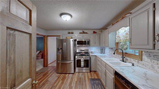 859 Lakeview Drive, Thomasville, NC 27360