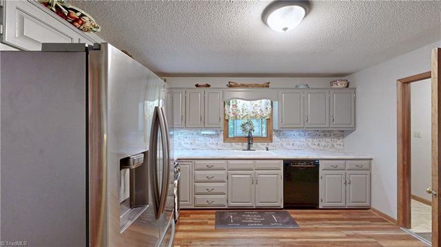 859 Lakeview Drive, Thomasville, NC 27360