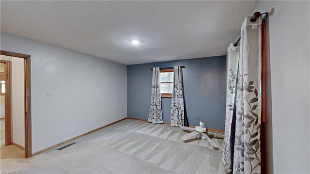 859 Lakeview Drive, Thomasville, NC 27360