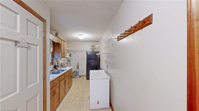 859 Lakeview Drive, Thomasville, NC 27360