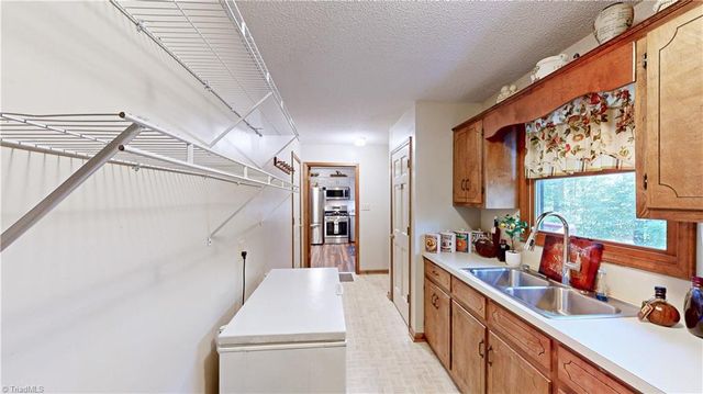 859 Lakeview Drive, Thomasville, NC 27360