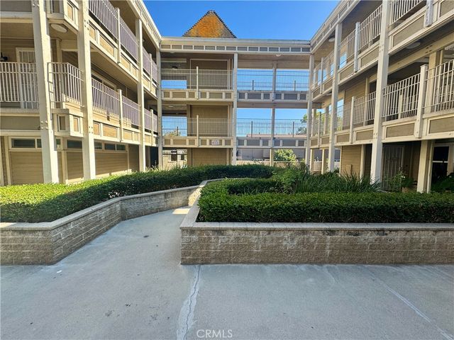 300 E Chestnut Avenue 301, Santa Ana, CA 92701