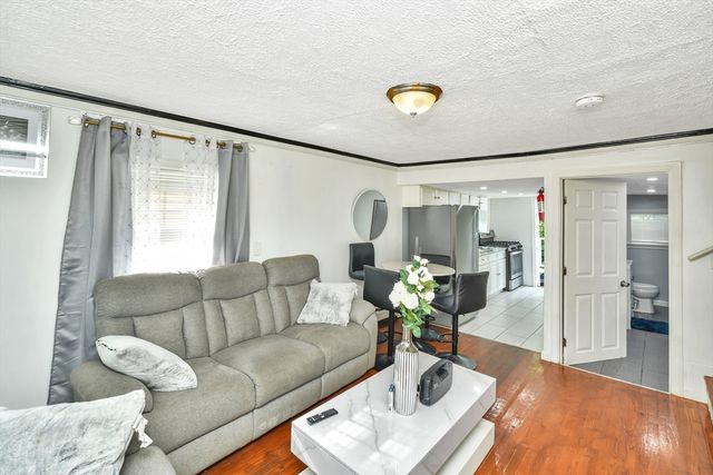 452 Tecumseh St, Fall River, MA 02721