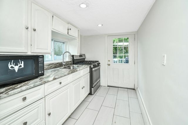 452 Tecumseh St, Fall River, MA 02721
