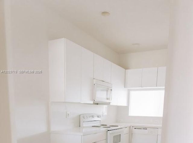10245 Via Hibiscus 10245, Boca Raton, FL 33428