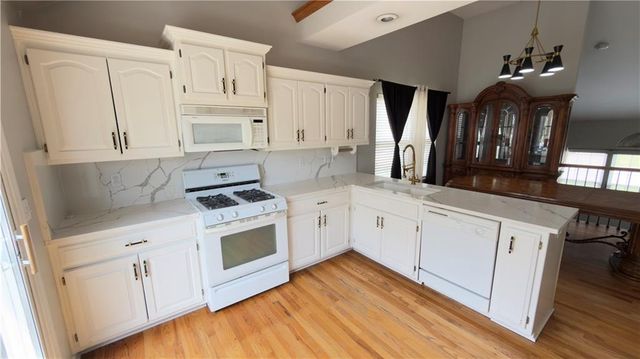 14912 Pine View Drive, Grandview, MO 64030