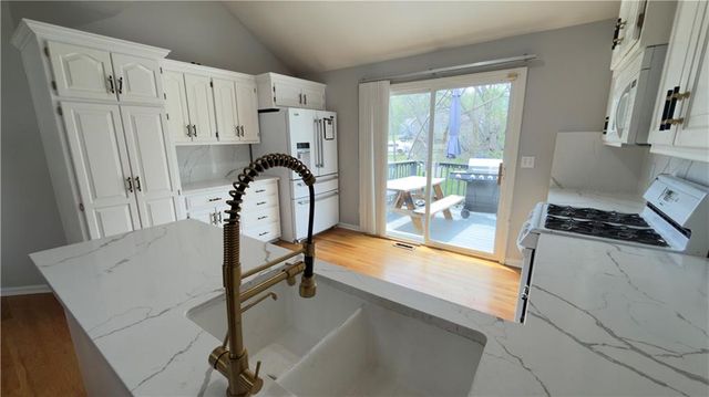 14912 Pine View Drive, Grandview, MO 64030