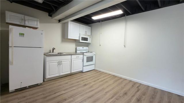 14912 Pine View Drive, Grandview, MO 64030
