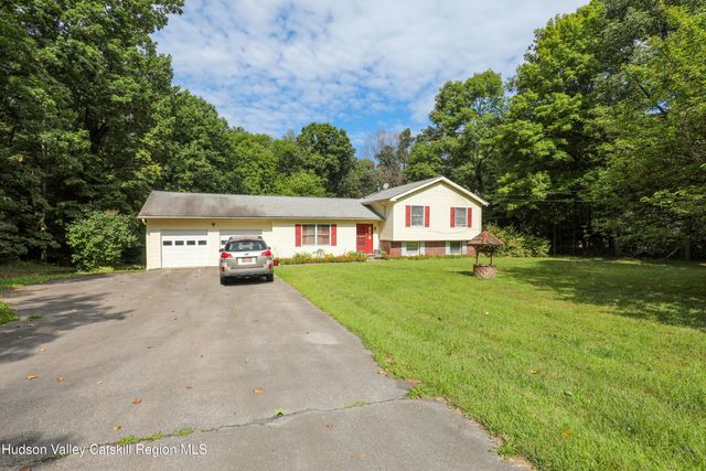 38 Roxanne Boulevard, Highland, NY 12528