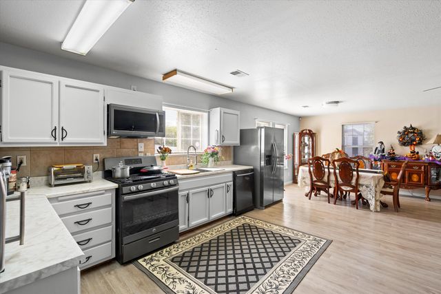 185 La Entrada Road, Los Lunas, NM 87031