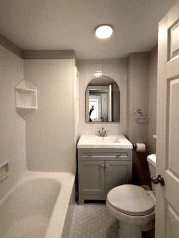 609 1st Street 1, Libertyville, IL 60048