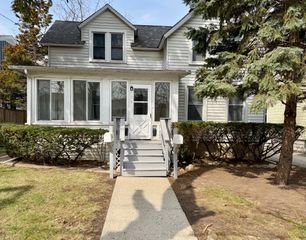 609 1st Street 1, Libertyville, IL 60048