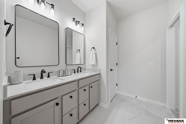 5826 SW 9th Street, Lincoln, NE 68523