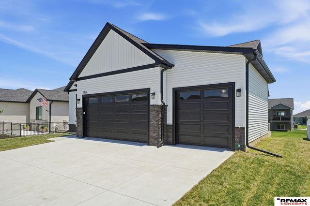 5826 SW 9th Street, Lincoln, NE 68523