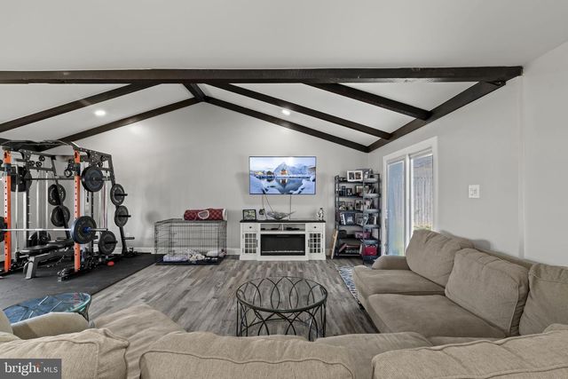 6 BLACK WALNUT RD, Levittown, PA 19057