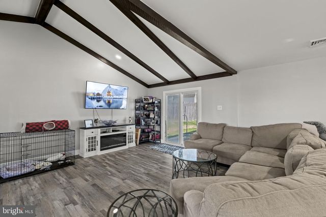 6 BLACK WALNUT RD, Levittown, PA 19057