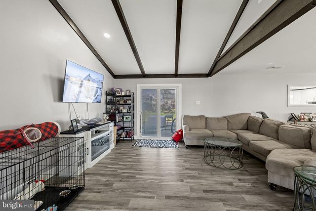 6 BLACK WALNUT RD, Levittown, PA 19057