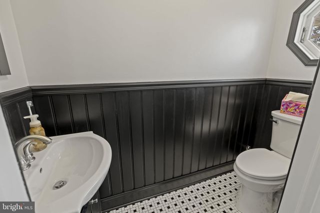 6 BLACK WALNUT RD, Levittown, PA 19057