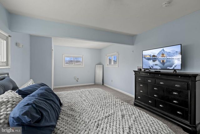 6 BLACK WALNUT RD, Levittown, PA 19057