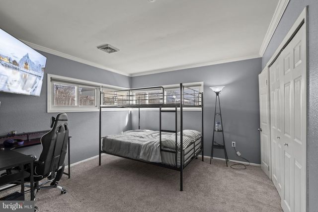 6 BLACK WALNUT RD, Levittown, PA 19057