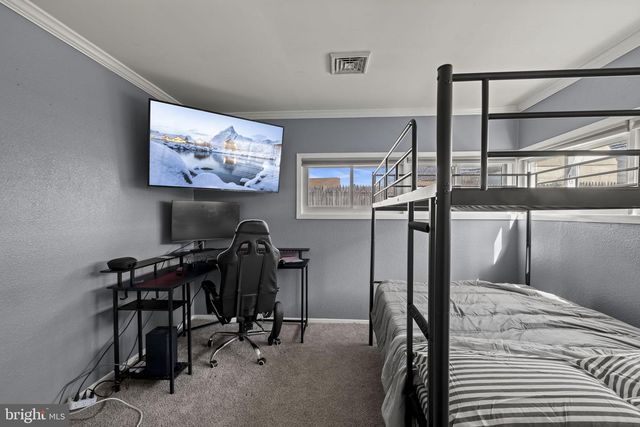 6 BLACK WALNUT RD, Levittown, PA 19057