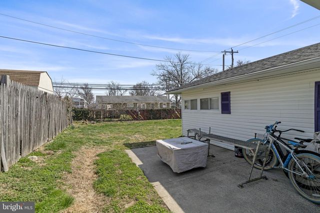 6 BLACK WALNUT RD, Levittown, PA 19057