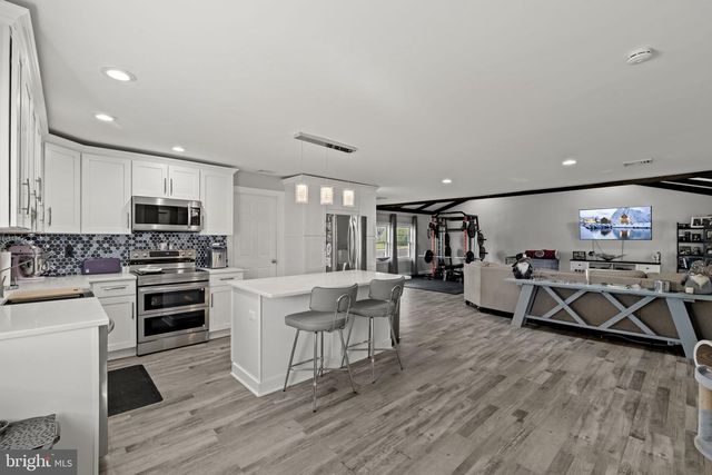 6 BLACK WALNUT RD, Levittown, PA 19057