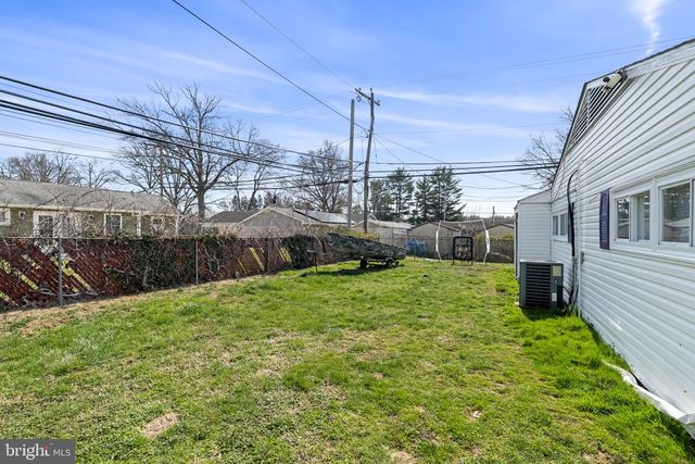 6 BLACK WALNUT RD, Levittown, PA 19057