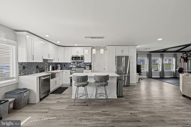 6 BLACK WALNUT RD, Levittown, PA 19057