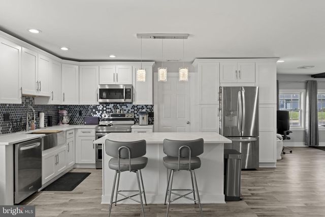 6 BLACK WALNUT RD, Levittown, PA 19057