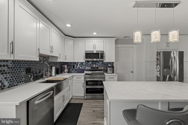 6 BLACK WALNUT RD, Levittown, PA 19057