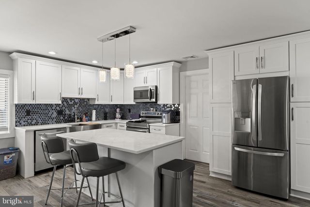 6 BLACK WALNUT RD, Levittown, PA 19057