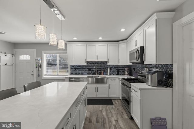 6 BLACK WALNUT RD, Levittown, PA 19057